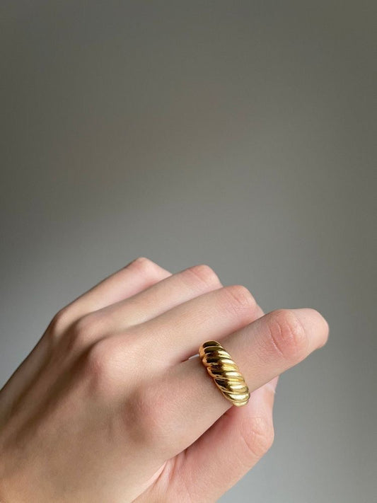 Crossiant Ring